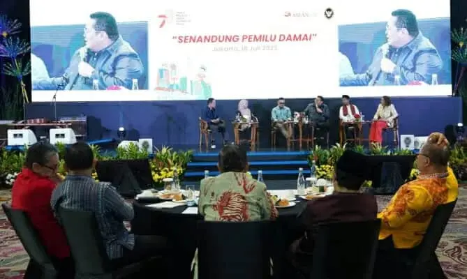 SENANDUNG PEMILU DAMAI: Ketua Bawaslu Rahmat Bagja (ketiga dari kanan di panggung) dalam acara Senandung Pemilu Damai yang diselenggarakan Kementerian Koordinator Bidang Politik, Hukum, dan Keamanan RI (Kemenko Polhukam RI) di Jakarta, Selasa (18/7/2023). (DOK BAWASLU)