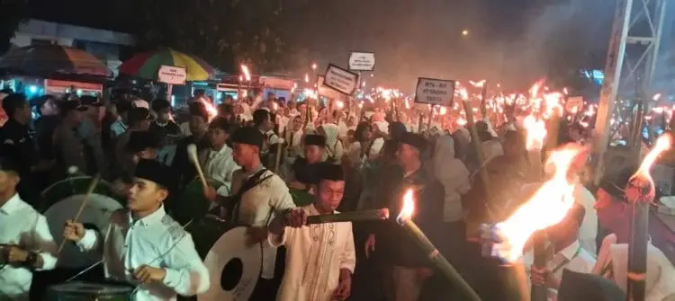 Peringati malam pergantian tahun Islam 1 Muharram 1445 Hijriyah, Pemkab Pandeglang gelar Pawai Obor yang diikuti ratusan peserta, dilepas Bupati Pandeglang Irna Narulita di depan Masjid Agung Ar Rahman, Selasa (18/7/2023) malam. (FAHRIE/SATELITNEWS.COM)