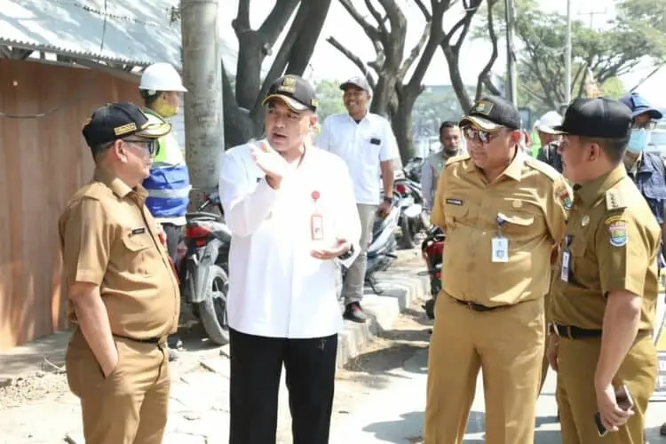 MENINJAU: Bupati Zaki didampingi Kepala Dinas Bina Marga dan SDA Kabupaten Tangerang serta Kabid Binamarga Endang dengan pihak lainnya saat meninjau progres pembangunan Jalan Raya Dadap, Kecamatan Kosambi, Selasa (18/7/2023). (ISTIMEWA)