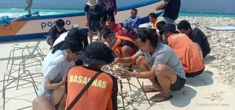 Difasilitasi FPTK, Basarnas dan Komunitas Mahasiswa Banten Tanam Terumbu Karang di Pulau Badul Pandeglang