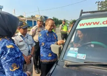TARGET PAJAK - Pegawai Bapenda Provinsi Banten, memaksimalkan target pendapatan Pajak. (ISTIMEWA)
