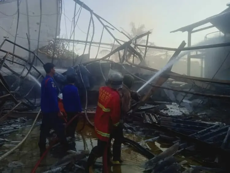 Gudang dan Lahan Sebuah Perusahaan di Kabupaten Serang Ludes Terbakar