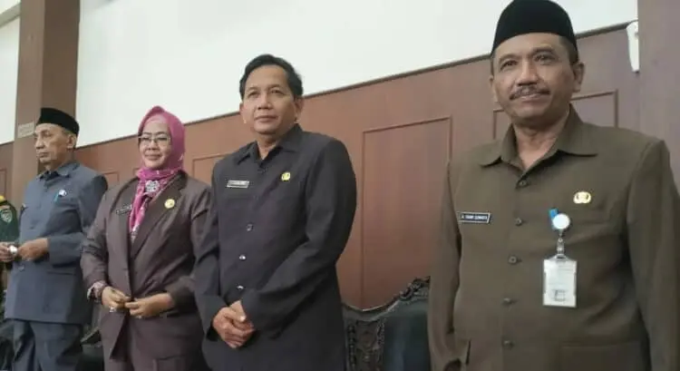 Sekda Pandeglang Ali Fahmi Sumanta (kanan), didampingi para Asda di lingkungan Setda Pandeglang. (ISTIMEWA)
