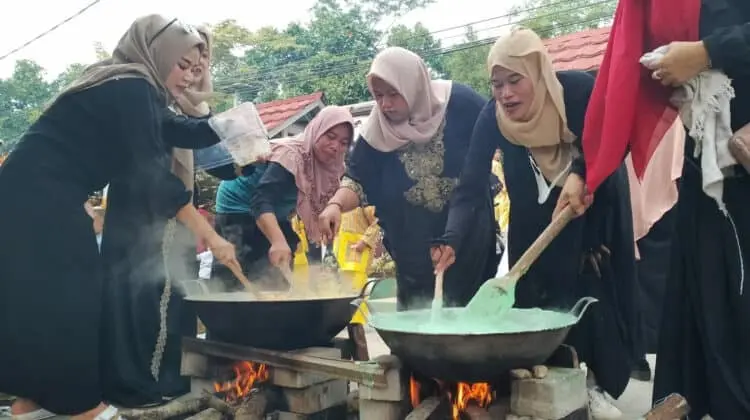 Peringati 10 Muharam, Guru dan Wali Murid SDN Pagadungan 2 Kabupaten Pandeglang Masak Bubur Syura