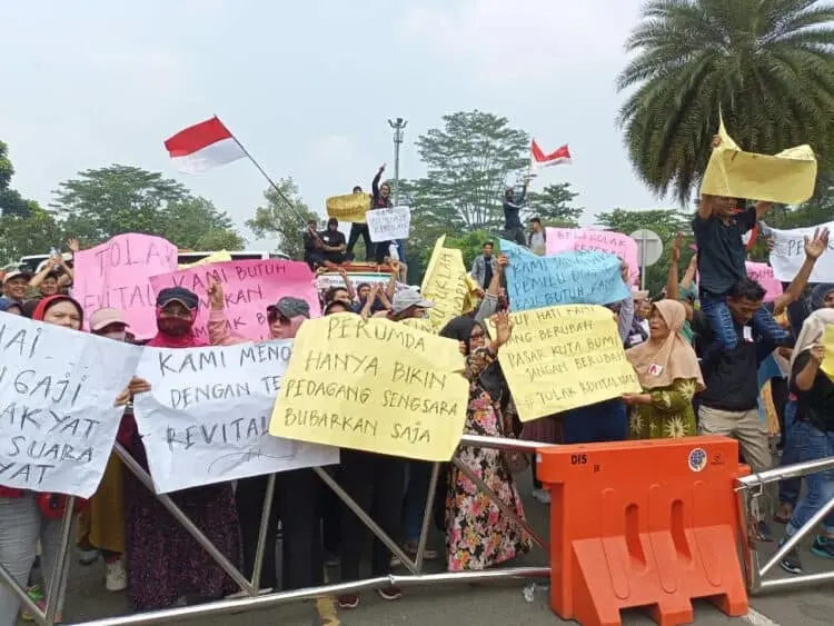 Tolak Revitalisasi, Pedagang Pasar Kutabumi Unjuk Rasa