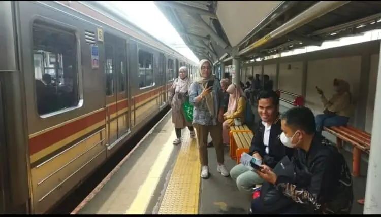 Truk Tabrak Tiang Listrik Bikin KRL Tertahan, Ratusan Penumpang Berjubel di Stasiun Pondok Ranji
