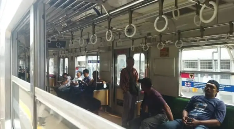 13 Perjalanan KRL Terganggu Akibat Truk Tabrak Tiang LAA