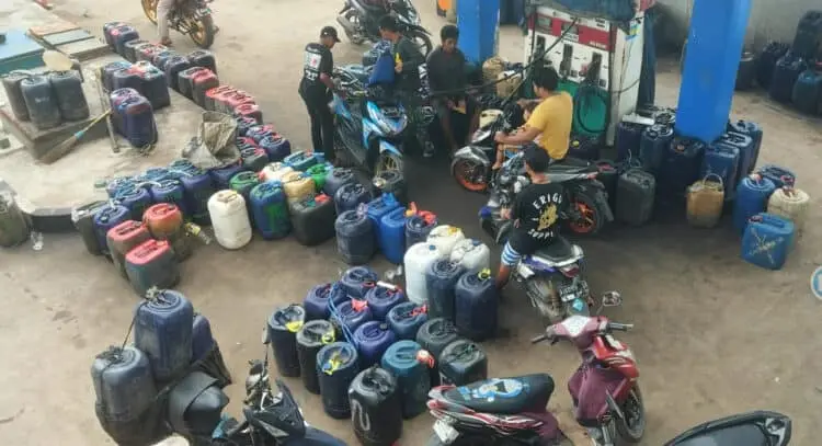 Kapal Pukat Harimau Bebas Beli Solar Subsidi, Nelayan Kursin di Labuan Mengeluh