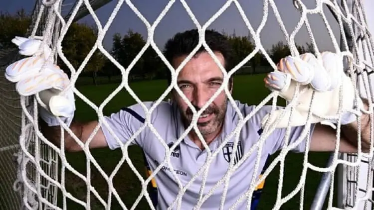 Gianluigi Buffon Pertimbangkan Pensiun