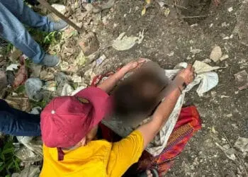 HENDAK DISERAHKAN: Tampak kerangka tulang yang telah dikeluarkan dari makam untuk diserahkan kembali kepada pihak keluarganya. (ISTIMEWA)