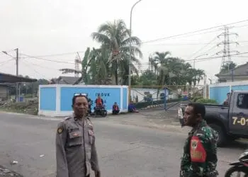 CEK LOKASI TAWURAN: Situasi di Jalan Raya Aria Wangsakara, Kampung Sodong, Desa Sodong, Kecamatan Tigaraksa, tepatnya di depan gardu PLN. Terlihat Kepolsian Sektor Tigaraksa beserta Koramil 06/Tigaraksa sedang melakukan olah TKP peristiwa tawuran remaja yang diduga para pelajar tingkat SMA/SMK, Kamis (6/7). (ALFIAN HERIANTO)