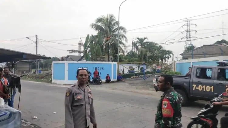 CEK LOKASI TAWURAN: Situasi di Jalan Raya Aria Wangsakara, Kampung Sodong, Desa Sodong, Kecamatan Tigaraksa, tepatnya di depan gardu PLN. Terlihat Kepolsian Sektor Tigaraksa beserta Koramil 06/Tigaraksa sedang melakukan olah TKP peristiwa tawuran remaja yang diduga para pelajar tingkat SMA/SMK, Kamis (6/7). (ALFIAN HERIANTO)