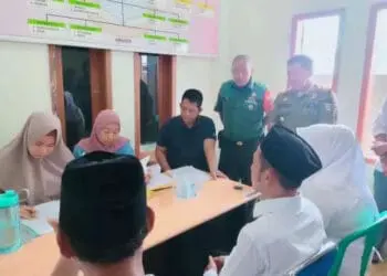 PENDAFTARAN: Suasana di Kantor Desa Tanjung Burung, Kecamatan Teluknaga. Terlihat salah satu Bacalon Kades yang bernama Rusdiyono telah mendaftarkan dirinya dalam kontestasi politik tingkat desa, Kamis (6/7) lalu. (ALFIAN HERIANTO)