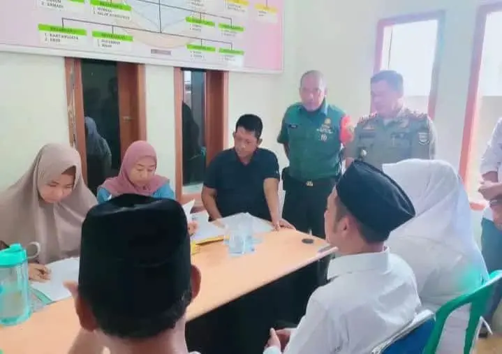 PENDAFTARAN: Suasana di Kantor Desa Tanjung Burung, Kecamatan Teluknaga. Terlihat salah satu Bacalon Kades yang bernama Rusdiyono telah mendaftarkan dirinya dalam kontestasi politik tingkat desa, Kamis (6/7) lalu. (ALFIAN HERIANTO)