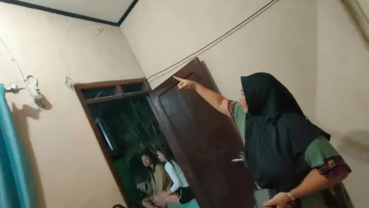 Tembok Retak, Pembangunan Jalan di Tapos Dikeluhkan