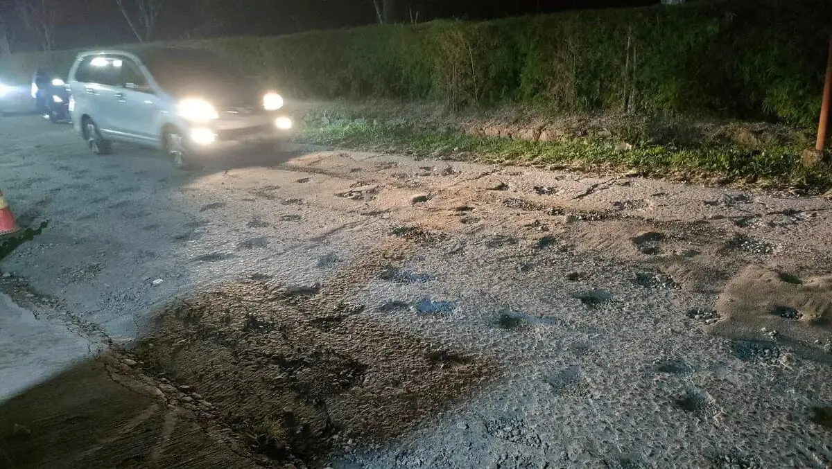 Tembok Retak, Pembangunan Jalan di Tapos Dikeluhkan Tembok Retak, Pembangunan Jalan di Tapos Dikeluhkan
