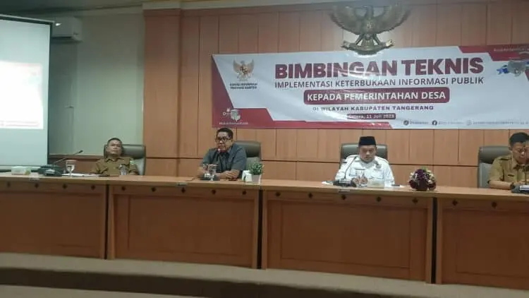 PEMAPARAN: Suasana dalam acara Bimtek Implementasi Keterbukaan Publik yang dilaksanakan oleh KIP Banten di Ruang Bola Sundul, GUD Pusat Pemerintahan Kabupaten Tangerang, Tigaraksa, Selasa (11/7). Terlihat Anggota Komisi I DPRD Provinsi Banten, Muhammad Bahri dan Wakil Ketua Komisi Informasi Provinsi Banten, Hilman sedang memberikan pemaparan kepada para audiens yang hadir. (ALFIAN HERIANTO/SATELIT NEWS)