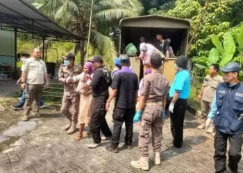 Petugas Satpol PP Kabupaten Tangerang sedang melakukan penertiban terhadap PMKS di wilayah Kecamatan Tigaraksa, Rabu (12/7). (ALFIAN HERIANTO/SATELIT NEWS)