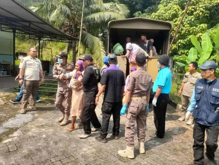Petugas Satpol PP Kabupaten Tangerang sedang melakukan penertiban terhadap PMKS di wilayah Kecamatan Tigaraksa, Rabu (12/7). (ALFIAN HERIANTO/SATELIT NEWS)