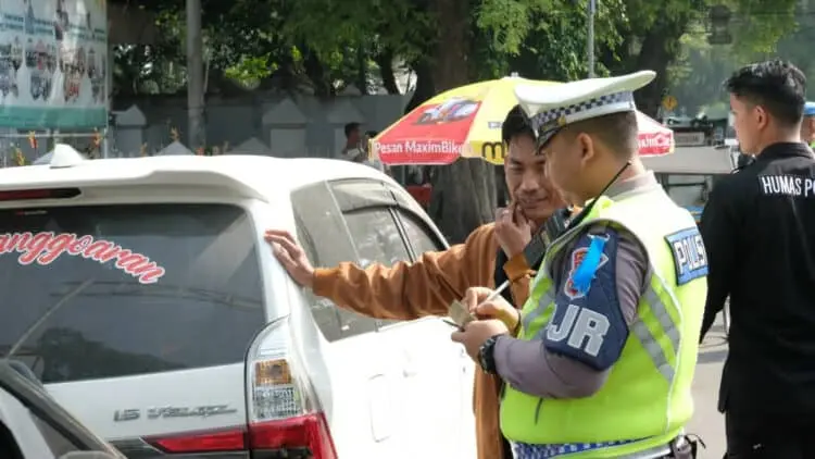 Ditlantas Polda Banten Tegur Pengendara yang Parkir Sembarangan