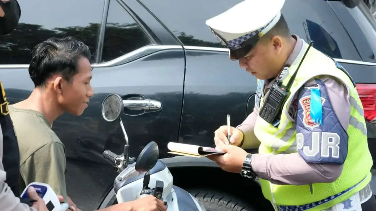 Ditlantas Polda Banten Tegur Pengendara yang Parkir Sembarangan