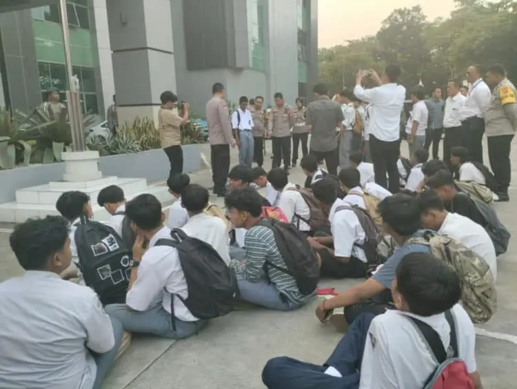 DIAMANKAN: Puluhan pelajar yang terdiri dari SMP dan SMK/SMA diamankan di Mapolresta Tangerang saat terjaring razia oleh jajaran Polsek Balaraja di Kawasan Olek, dan Tobat Balaraja, Senin (17/7). (ALFIAN HERIANTO/SATELIT NEWS)