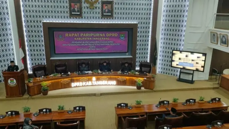 RAPAT PARIPURNA: Situasi saat paripurna DPRD Raperda Inisiatif dan Eksekutif di Gedung DPRD Kabupaten Tangerang, Senin (17/7). (ALFIAN HERIANTO/SATELIT NEWS)