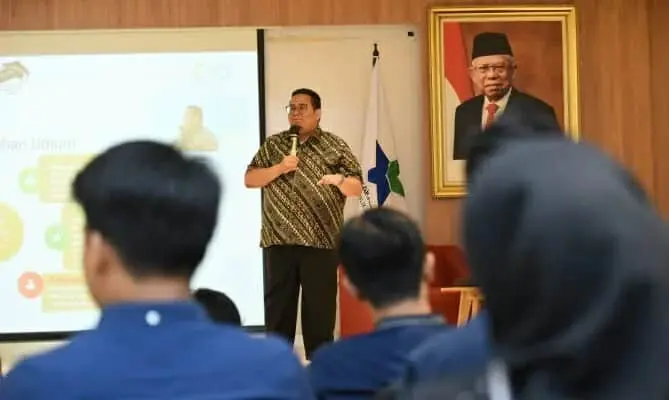 JADI NARASUMBER: Ketua Bawaslu Rahmat Bagja saat menjadi narasumber dalam kegiatan 'Menyongsong Karir Politik dengan Penyelenggara Berintegritas' yang digelar Ikatan Alumni Universitas Indonesia (ILUNI UI) di Gedung Perpustakaan Nasional, Jakarta, Minggu (23/7/2023). (DOK BAWASLU)