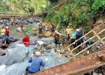 Warga Terisolir Cibeber Lebak Bangun Jembatan Darurat