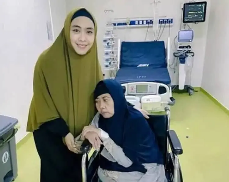 Sempat Henti Napas dan Koma, Kini Ibunda Oki Setiana Dewi Boleh Pulang dari RS di Makkah
