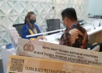 BAYAR PAJAK: Seorang warga membayar pajak kendaraan di Samsat. MULYANA/SATELIT NEWS.COM