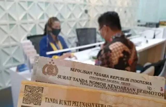 BAYAR PAJAK: Seorang warga membayar pajak kendaraan di Samsat. MULYANA/SATELIT NEWS.COM