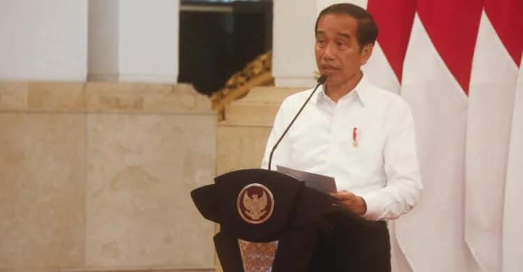 PENGARAHAN: Presiden Joko Widodo memberikan pengarahan pada sidang kabinet paripurna di Istana Negara, Jakarta, Senin (3/7). (RM)