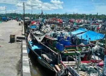 Ratusan kapal nelayan terlihat sandar, sebelum melaut. (ISTIMEWA)