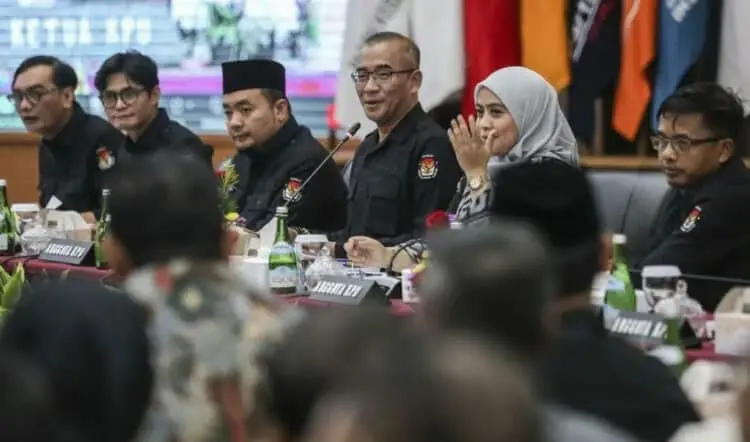 RAPAT PLENO: Ketua KPU Hasyim Asyari bersama anggota KPU Betty Epsilon Idroos (kanan) saat rapat pleno terbuka rekapitulasi Daftar Pemilih Tetap (DPT) Pemilu 2024 di Kantor KPU, Jakarta, Minggu (2/7). (RM)