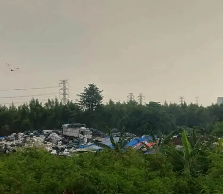Pengguna KRL di Stasiun Pondok Ranji Ciputat Keluhkan Bau Sampah Menyengat