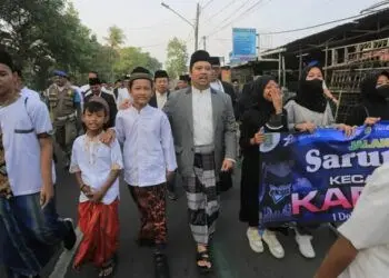 Wali kota Tangerang Bersama Ribuan Masyarakat Jalan Santai Sarungan