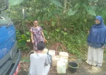 ANTRE AIR BERSIH–Sejumlah warga Kecamatan Patia, antre mendapatkan air bersih dari BPBDPK Pandeglang, Minggu (20/8/2023). (ISTIMEWA)