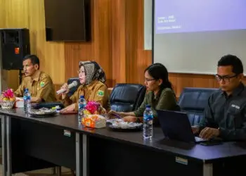 FGD–Pj Sekda Banten Virgojanti, membuka Fokus Group Discusion (FGD), kaitannya dengan kegiatan penelitian lapangan oleh Tim Terpadu (Timdu) Penyelesaian Penguatan Tanah dal rangka Penataan Kawasan Hutan (PPTPKH) untuk permukinan, Fasilitas Umum (Fasum) dan Fasilitas Sosial (Fasos) di Provinsi Banten, di Aula Dinas Lingkungan Hidup dan Kehutanan (DLHK) Provinsi Banten, Selasa (22/8/2023). (LUTHFI/SATELITNEWS.COM)