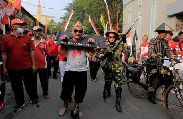 Parade Budaya Meriahkan Pesta Rakyat HUT Kemerdekaan RI Parade Budaya Meriahkan Pesta Rakyat HUT Kemerdekaan RI