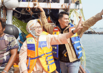 Di Pesta Laut Labuan, Airin Ikut Pawai Perahu