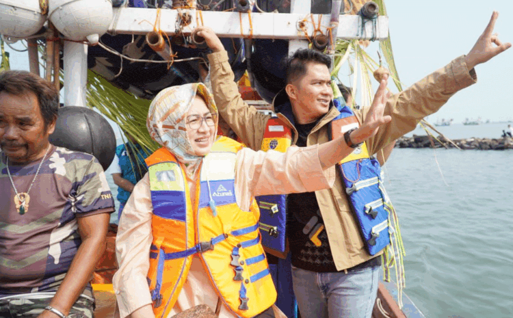 Di Pesta Laut Labuan, Airin Ikut Pawai Perahu