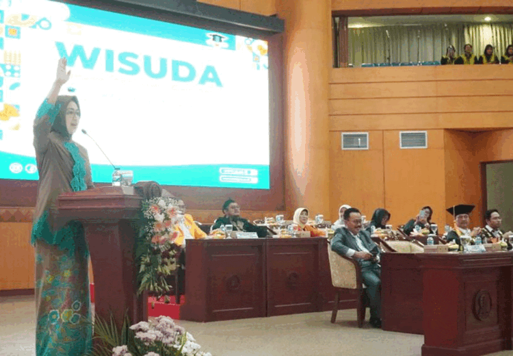 Orasi Ilmiah di Wisuda UT, Airin Dorong Peningkatan SDM di Banten