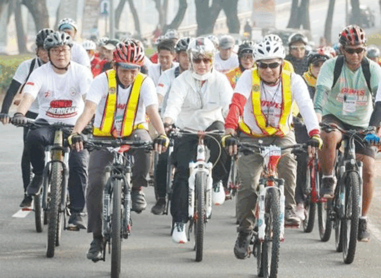Gowes Bareng Ribuan Warga Tangsel, Airin Disambut Meriah