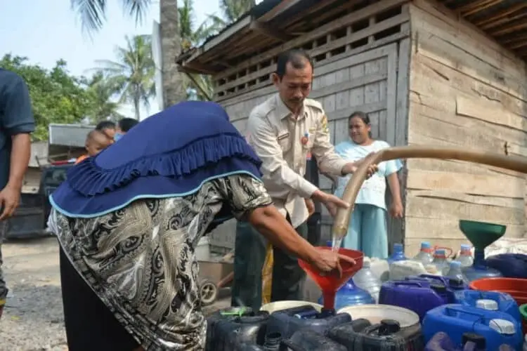 BANTUAN AIR BERSIH–BPBD Banten salurkan bantuan air bersih, kepada warga yang mengalami krisis air bersih, di wilayah Banten, beberapa waktu lalu. (ISTIMEWA)