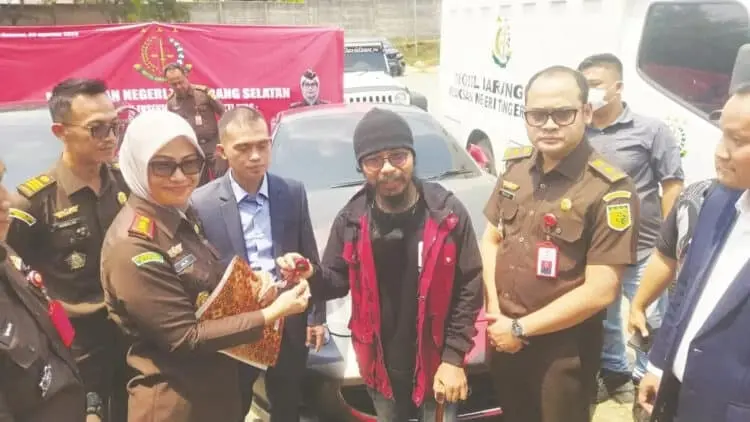 Kejari Tangsel Serahkan Harta Indra Kenz ke Korban Penipuan