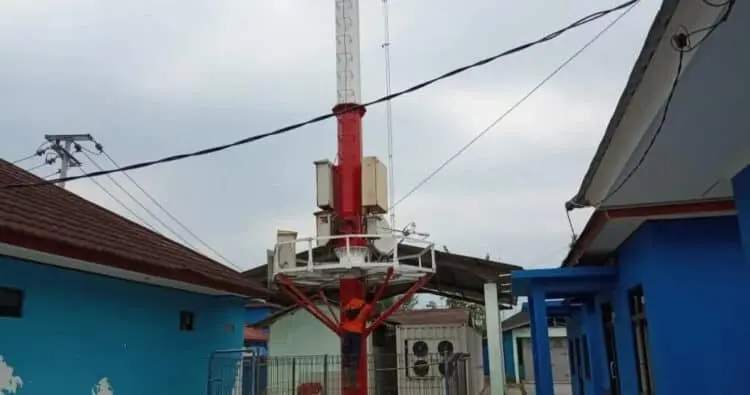 MEMERIKSA ALAT - Petugas BPBD Kabupaten Pandeglang, memeriksa alat early warning system (EWS), untuk mengantisipasi dampak Elnino. (FAHRIE/SATELITNEWS.COM)