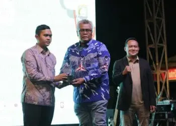 Cak Nawa Raih Penghargaan Tokoh Publik Inspiratif dalam P4GN