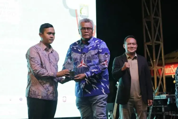 Cak Nawa Raih Penghargaan Tokoh Publik Inspiratif dalam P4GN