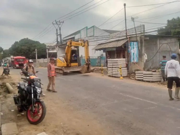 Pemasangan U Ditch di Labuan Kabupaten Pandeglang Dikeluhkan, Pemborong Klaim Sudah Sesuai Aturan